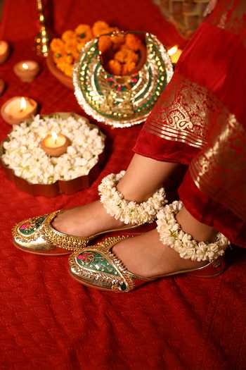 5elements Gota Ghungroo Embellished Juttis 