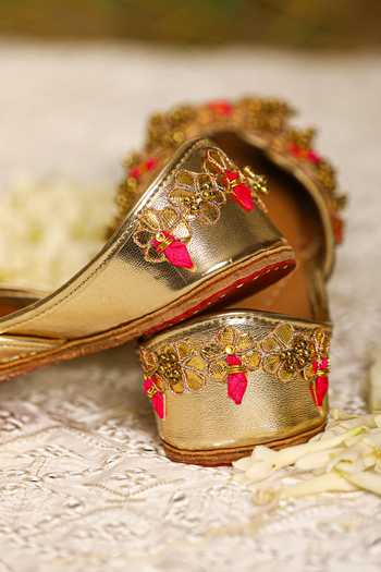 5elements Gota Embellished Gold Juttis 