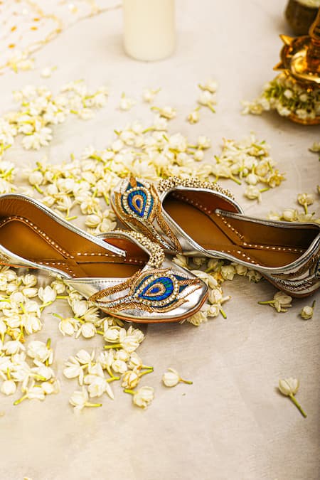 5Elements Peacock Embroidered Silver Juttis 