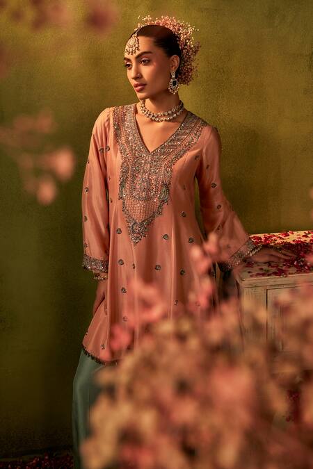 Manvi Kapoor_Peach Silk, Organza Sequins V-neck Embroidered Kurta Set _at_Aza_Fashions