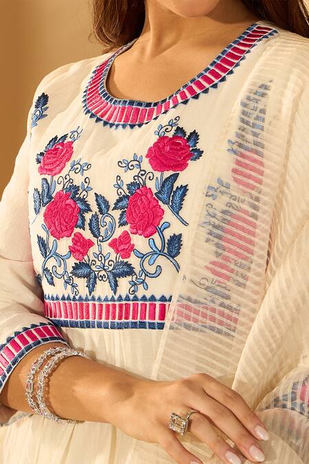 Roohbyridhimaa_Off White Chanderi Embroidery Round Neck Floral Resham Anarkali Set _at_Aza_Fashions