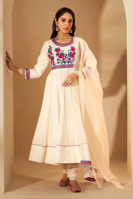 Buy_Roohbyridhimaa_Off White Chanderi Embroidery Round Neck Floral Resham Anarkali Set 