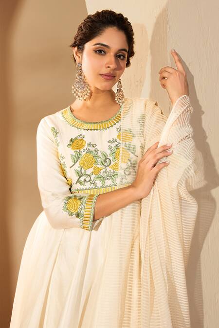 Roohbyridhimaa_Off White Chanderi Embroidery Round Neck Uzma Resham Anarkali Set _Online_at_Aza_Fashions