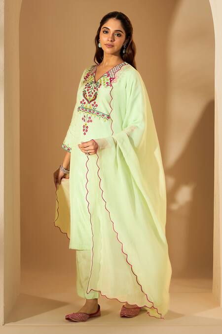 Roohbyridhimaa Green Organza, Viscose Embroidery V-neck Pastel Resham Kurta Set Online at Aza Fashions Roohbyridhimaa_Green Organza, Viscose Embroidery V-neck Pastel Resham Kurta Set _Online_at_Aza_Fashions