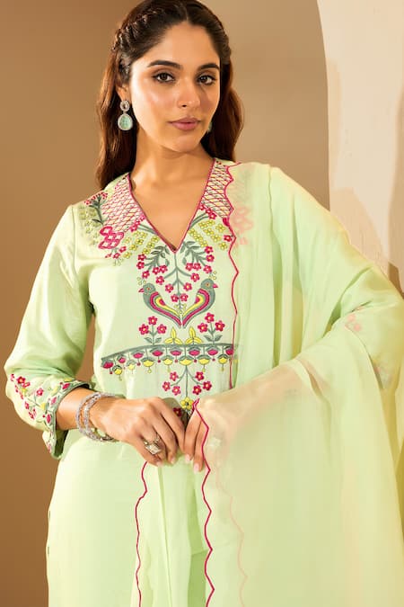 Roohbyridhimaa Green Organza, Viscose Embroidery V-neck Pastel Resham Kurta Set at Aza Fashions Roohbyridhimaa_Green Organza, Viscose Embroidery V-neck Pastel Resham Kurta Set _at_Aza_Fashions