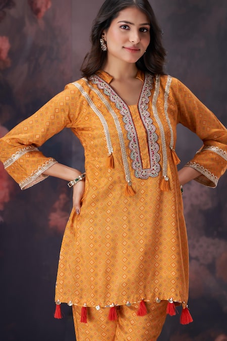 Amani_Yellow Muslin, Silk Tassels Mandarin Collar Geometric Print Kurta And Pant Set _at_Aza_Fashions