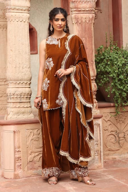 Ajiesh Oberoi Gold Velvet, Organza Embroidery, Fringe Split V-neck Floral Kurta Set at Aza Fashions Ajiesh Oberoi_Gold Velvet, Organza Embroidery, Fringe Split V-neck Floral Kurta Set _at_Aza_Fashions