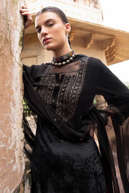 Buy Karaj Jaipur Black Velvet, Chiffon Sequins Round Neck Pipe Embroidered Kurta Set Online at Aza Fashions Buy_Karaj Jaipur_Black Velvet, Chiffon Sequins Round Neck Pipe Embroidered Kurta Set _Online_at_Aza_Fashions