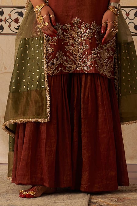 Rekha Agra Maroon Organza, Tissue, Chanderi Sequins, Gullista Mukaish Embroidered Kurta Set Online at Aza Fashions Rekha Agra_Maroon Organza, Tissue, Chanderi Sequins, Gullista Mukaish Embroidered Kurta Set _Online_at_Aza_Fashions