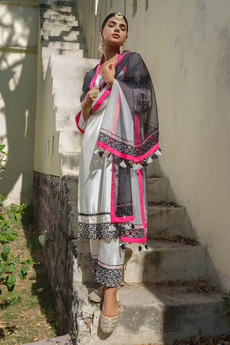 Tamaraa By Tahani Ivory Hand Embroidered Kurta Set 
