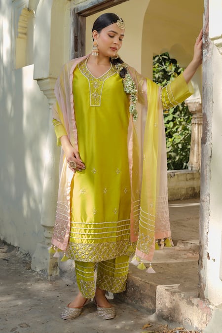 Tamaraa By Tahani Hand Embroidered Green Kurta Set 