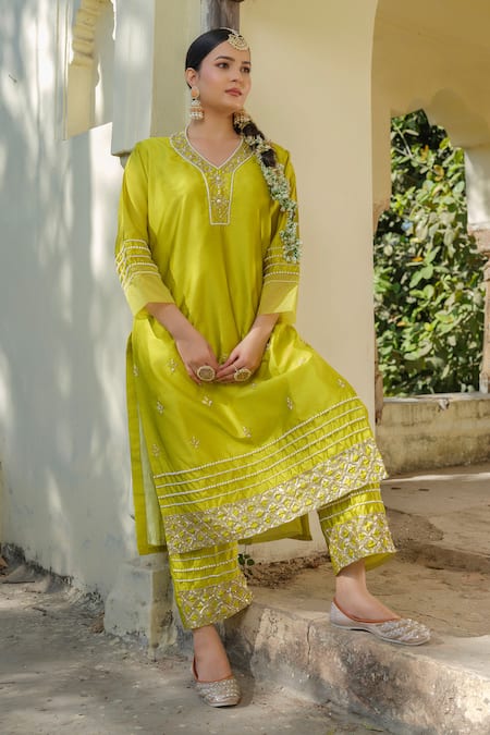 Tamaraa By Tahani Hand Embroidered Green Kurta Set 