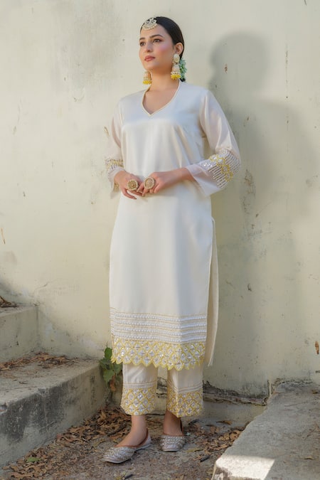 Tamaraa By Tahani Ivory Bead Hand Embroidered Kurta Set 