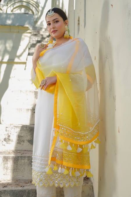 Tamaraa By Tahani Ivory Taffeta, Chiffon Pearls, Sequins, Beads Hand Embroidered Kurta Set at Aza Fashions Tamaraa By Tahani_Ivory Taffeta, Chiffon Pearls, Sequins, Beads Hand Embroidered Kurta Set _at_Aza_Fashions