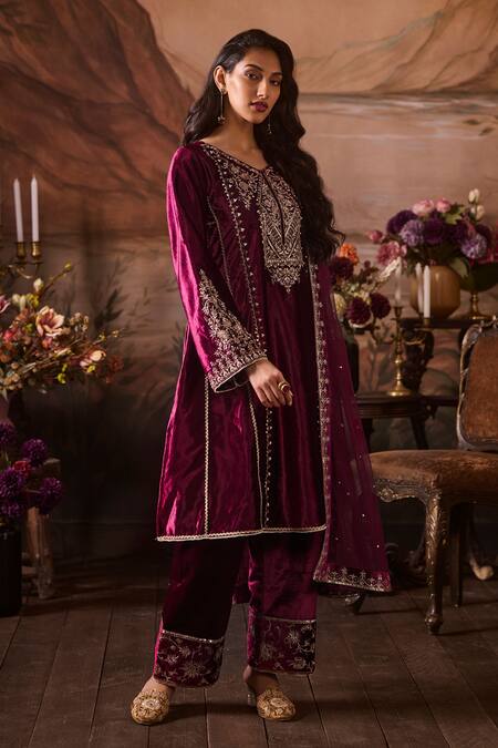 Lashkaraa Burgundy Velvet, Net Sequins, Zari, Embroidery V-neck Gul Noor Kurta Set Online at Aza Fashions Lashkaraa_Burgundy Velvet, Net Sequins, Zari, Embroidery V-neck Gul Noor Kurta Set_Online_at_Aza_Fashions