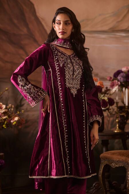 Buy Lashkaraa Burgundy Velvet, Net Sequins, Zari, Embroidery V-neck Gul Noor Kurta Set Online at Aza Fashions Buy_Lashkaraa_Burgundy Velvet, Net Sequins, Zari, Embroidery V-neck Gul Noor Kurta Set_Online_at_Aza_Fashions