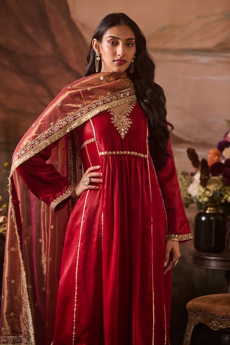 Shop Lashkaraa Red Velvet, Net Zari, Sequins V-neck Gul Crest Embroidered Kurta Set Online at Aza Fashions Shop_Lashkaraa_Red Velvet, Net Zari, Sequins V-neck Gul Crest Embroidered Kurta Set_Online_at_Aza_Fashions