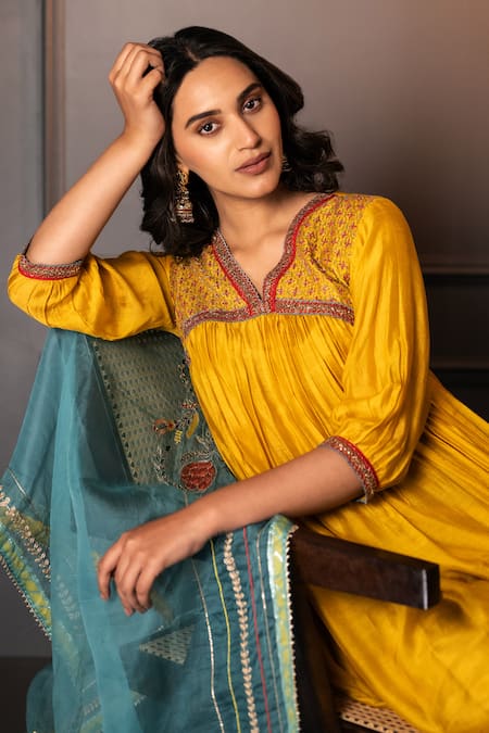 Shop Neelu And Manvi Yellow Cotton, Silk, Organza Embroidery V-neck Hand Kurta Set Online at Aza Fashions Shop_Neelu And Manvi_Yellow Cotton, Silk, Organza Embroidery V-neck Hand Kurta Set _Online_at_Aza_Fashions
