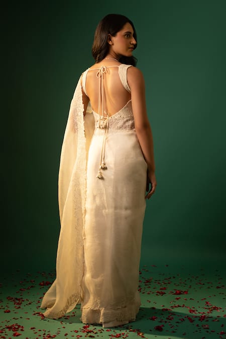 Neelu And Manvi Floral Embroidered Off White Saree & Blouse 