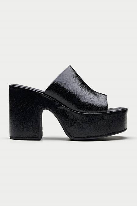 Buy_Oroh_Black Textured Platform Sandals _Online_at_Aza_Fashions