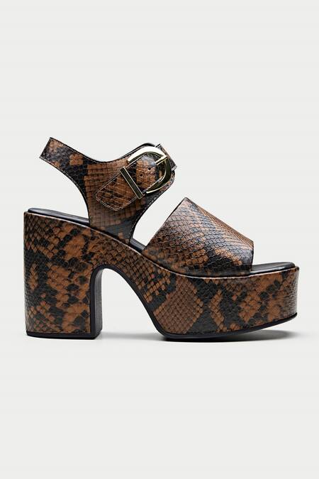 Buy_Oroh_Brown Textured Pattern Platform Sandals 