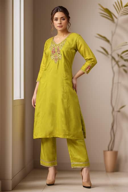 Samyukta Singhania_Green Silk, Organza Embroidery, Lace V-neck Paisley Thread Kurta And Pant Set _Online_at_Aza_Fashions