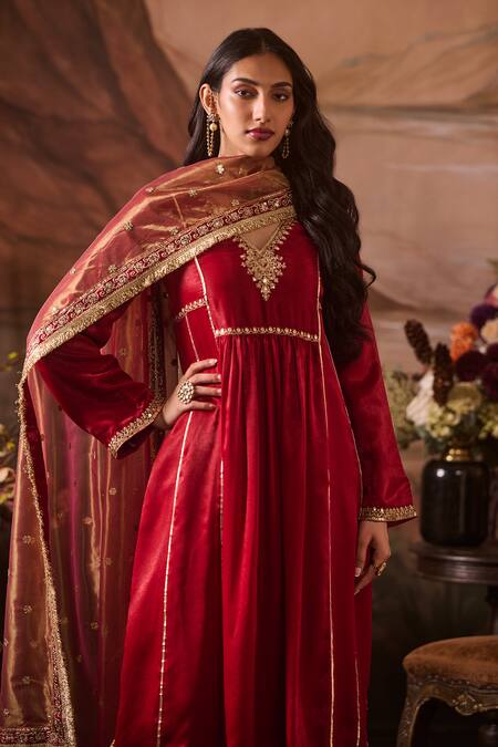 Lashkaraa Red Velvet, Net Zari, Sequins V-neck Gul Crest Embroidered Kurta Set at Aza Fashions Lashkaraa_Red Velvet, Net Zari, Sequins V-neck Gul Crest Embroidered Kurta Set_at_Aza_Fashions