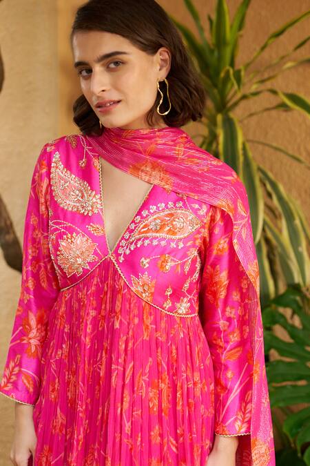 Buy Archana Shah Pink Chanderi Sequins, Pearls, Embroidery V-neck Floral Anarkali Set Buy_Archana Shah_Pink Chanderi Sequins, Pearls, Embroidery V-neck Floral Anarkali Set