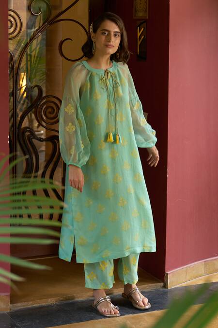 Archana Shah Blue Organza Embroidery Round Neck Floral Kurta Set Online at Aza Fashions Archana Shah_Blue Organza Embroidery Round Neck Floral Kurta Set _Online_at_Aza_Fashions
