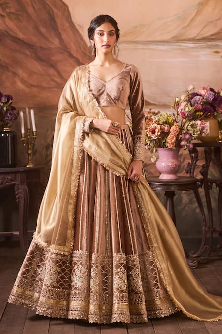 LASHKARAA Scallop Embroidered Velvet Bridal Set 