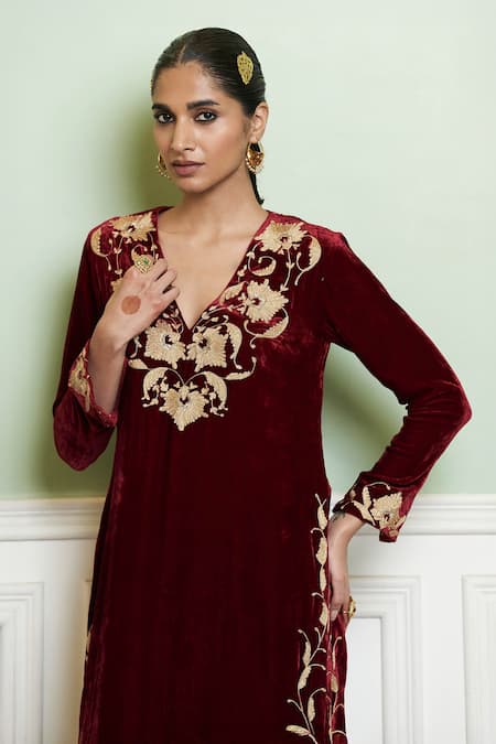Devnaagri Maroon Velvet Embroidery V-neck Zardozi Kurta Set Online at Aza Fashions Devnaagri_Maroon Velvet Embroidery V-neck Zardozi Kurta Set _Online_at_Aza_Fashions