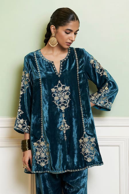 Shop Devnaagri Blue Velvet Sequins, Zari Round Neck Teal Embroidered Kurta Set Shop_Devnaagri_Blue Velvet Sequins, Zari Round Neck Teal Embroidered Kurta Set