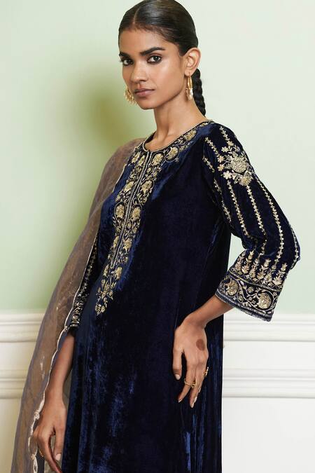 Devnaagri_Blue Velvet, Silk Zari Round Neck Navy Zardozi Embroidered Kurta Set _Online_at_Aza_Fashions