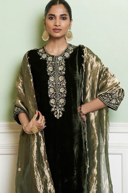 Devnaagri_Green Velvet, Silk Embroidery, Zari Round Neck Floral Zardozi Kurta Set _Online_at_Aza_Fashions