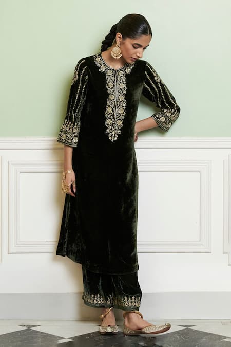 Buy_Devnaagri_Green Velvet, Silk Embroidery, Zari Round Neck Floral Zardozi Kurta Set _Online_at_Aza_Fashions
