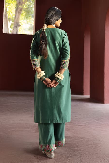 Kahani Lush Green Chanderi Sequins, Beads, Embroidery Split V-neck Floral Kurta Set Online at Aza Fashions Kahani Lush_Green Chanderi Sequins, Beads, Embroidery Split V-neck Floral Kurta Set _Online_at_Aza_Fashions