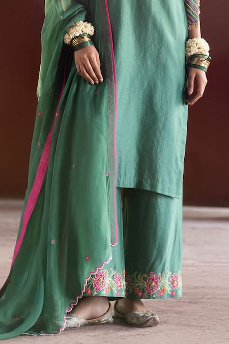 Buy Kahani Lush Green Chanderi Sequins, Beads, Embroidery Split V-neck Floral Kurta Set Online at Aza Fashions Buy_Kahani Lush_Green Chanderi Sequins, Beads, Embroidery Split V-neck Floral Kurta Set _Online_at_Aza_Fashions