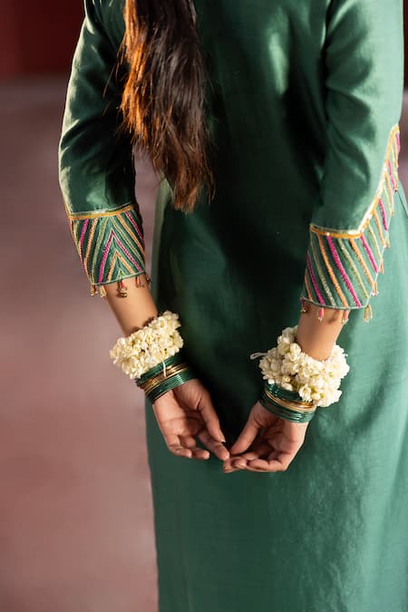 Kahani Lush Green Chanderi Sequins, Beads, Embroidery Split V-neck Floral Kurta Set at Aza Fashions Kahani Lush_Green Chanderi Sequins, Beads, Embroidery Split V-neck Floral Kurta Set _at_Aza_Fashions