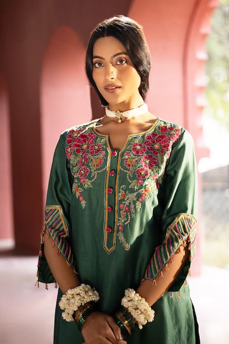 Buy Kahani Lush Green Chanderi Sequins, Beads, Embroidery Split V-neck Floral Kurta Set Buy_Kahani Lush_Green Chanderi Sequins, Beads, Embroidery Split V-neck Floral Kurta Set