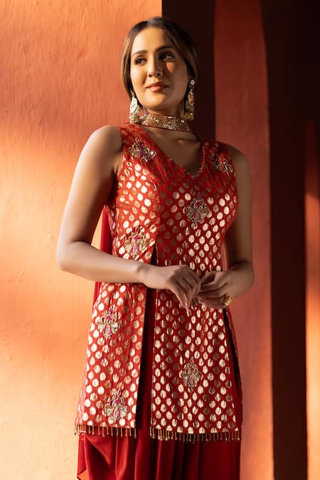 Shop Kahani Lush Red Crepe Embroidery, Zari V-neck Floral Kurta Set at Aza Fashions Shop_Kahani Lush_Red Crepe Embroidery, Zari V-neck Floral Kurta Set _at_Aza_Fashions