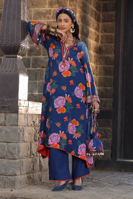Kahani Lush_Blue Cotton, Silk Sequins, Beads V-neck Garden Print Embroidered Kurta Set _Online_at_Aza_Fashions