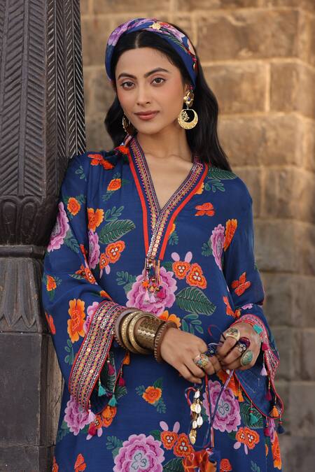 Shop_Kahani Lush_Blue Cotton, Silk Sequins, Beads V-neck Garden Print Embroidered Kurta Set _Online_at_Aza_Fashions