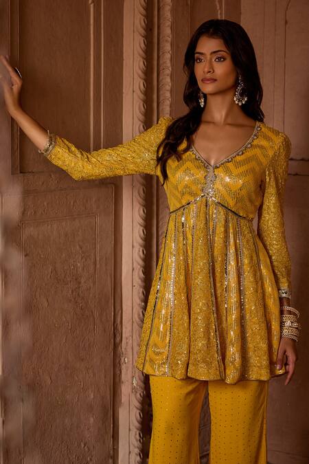 Buy_Mustard Moon By Neyha And Vrinda_Yellow Georgette Mirrors V-neck Mukaish Embroidered Tunic And Pant Set _Online_at_Aza_Fashions