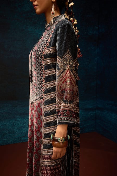 Rajdeep Ranawat Black Silk Embroidery Bandeau Neck Ajrakh Print Straight Kurta at Aza Fashions Rajdeep Ranawat_Black Silk Embroidery Bandeau Neck Ajrakh Print Straight Kurta _at_Aza_Fashions