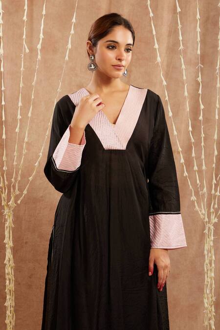 Nero India_Black Chanderi Gota Patti, Zari V-neck Lace Woven Kurta And Pant Set _Online_at_Aza_Fashions
