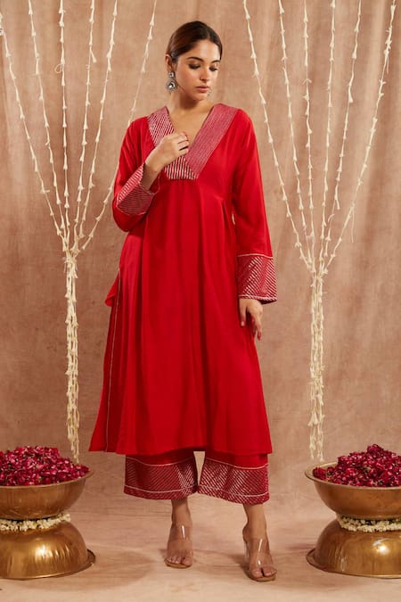 Nero India_Red Chanderi Gota Patti, Zari V-neck Lace Border Woven Kurta And Pant Set _Online_at_Aza_Fashions