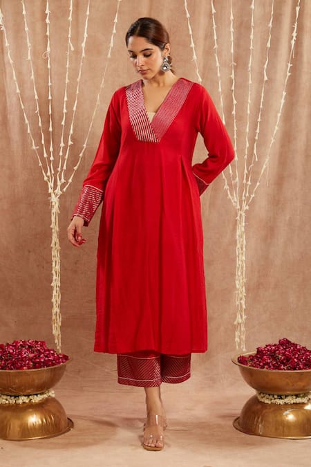 Buy_Nero India_Red Chanderi Gota Patti, Zari V-neck Lace Border Woven Kurta And Pant Set _Online_at_Aza_Fashions