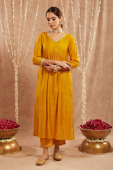 Nero India_Yellow Chanderi Sequins, Lace V-neck Kurta Set _Online_at_Aza_Fashions