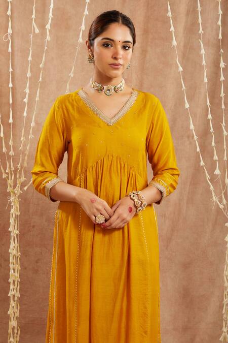 Buy_Nero India_Yellow Chanderi Sequins, Lace V-neck Kurta Set _Online_at_Aza_Fashions