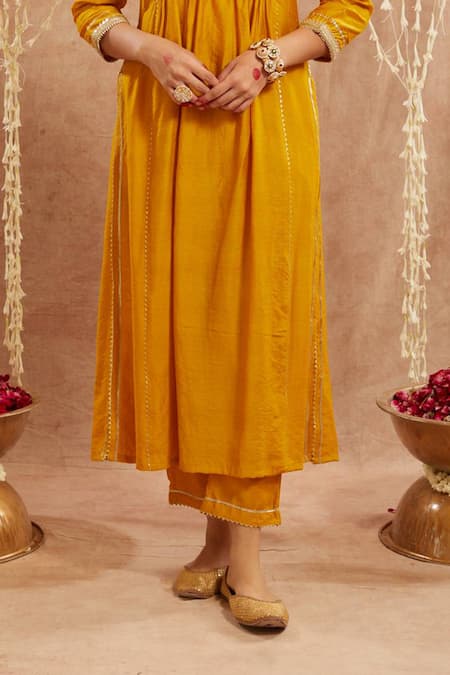 Nero India_Yellow Chanderi Sequins, Lace V-neck Kurta Set _at_Aza_Fashions